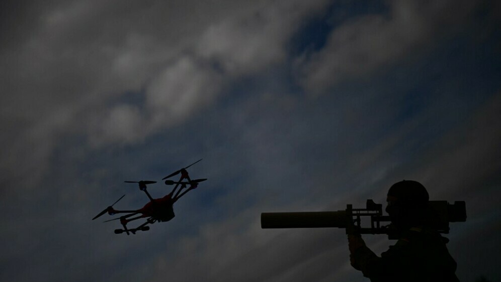 Vojnik njemačkih oružanih snaga demonstrira korištenje ručnog ometača dronova