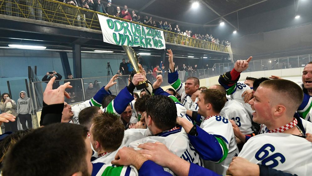 Hokejaši i navijači Siska