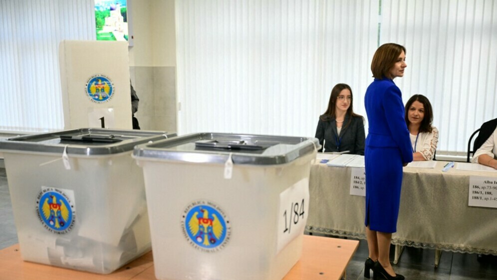 Moldavska predsjednica Maia Sandu čeka na glasački listić za parlamentarne izbore