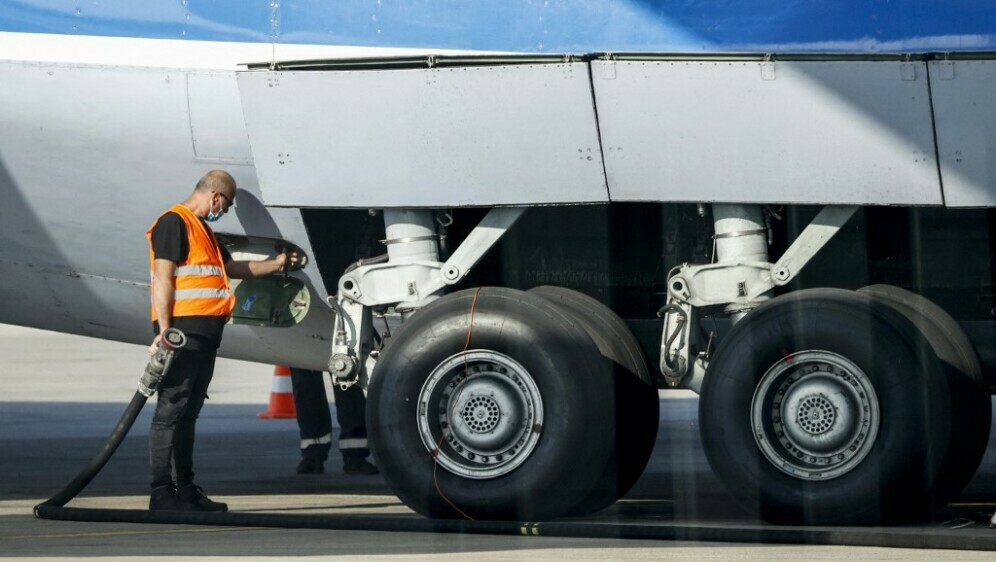 Tehničar pored stajnog trapa, ilustracija