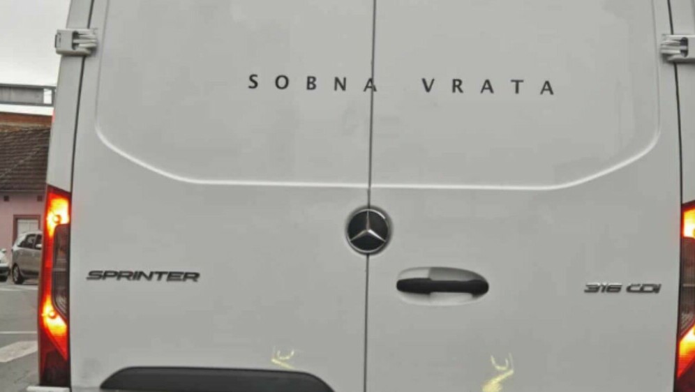 Kombi sa smiješnom registracijom