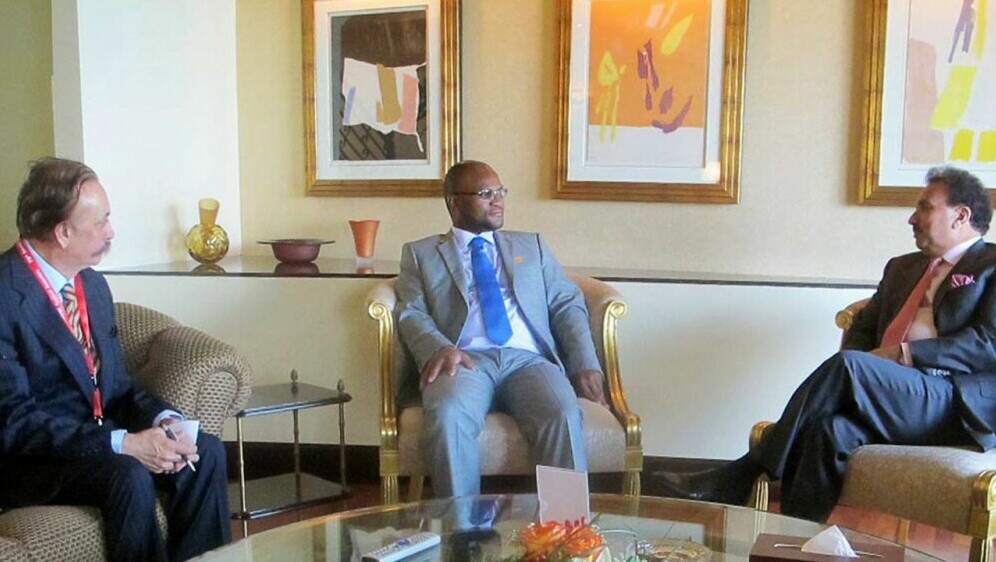 Nathi Mthethwa (u sredini)